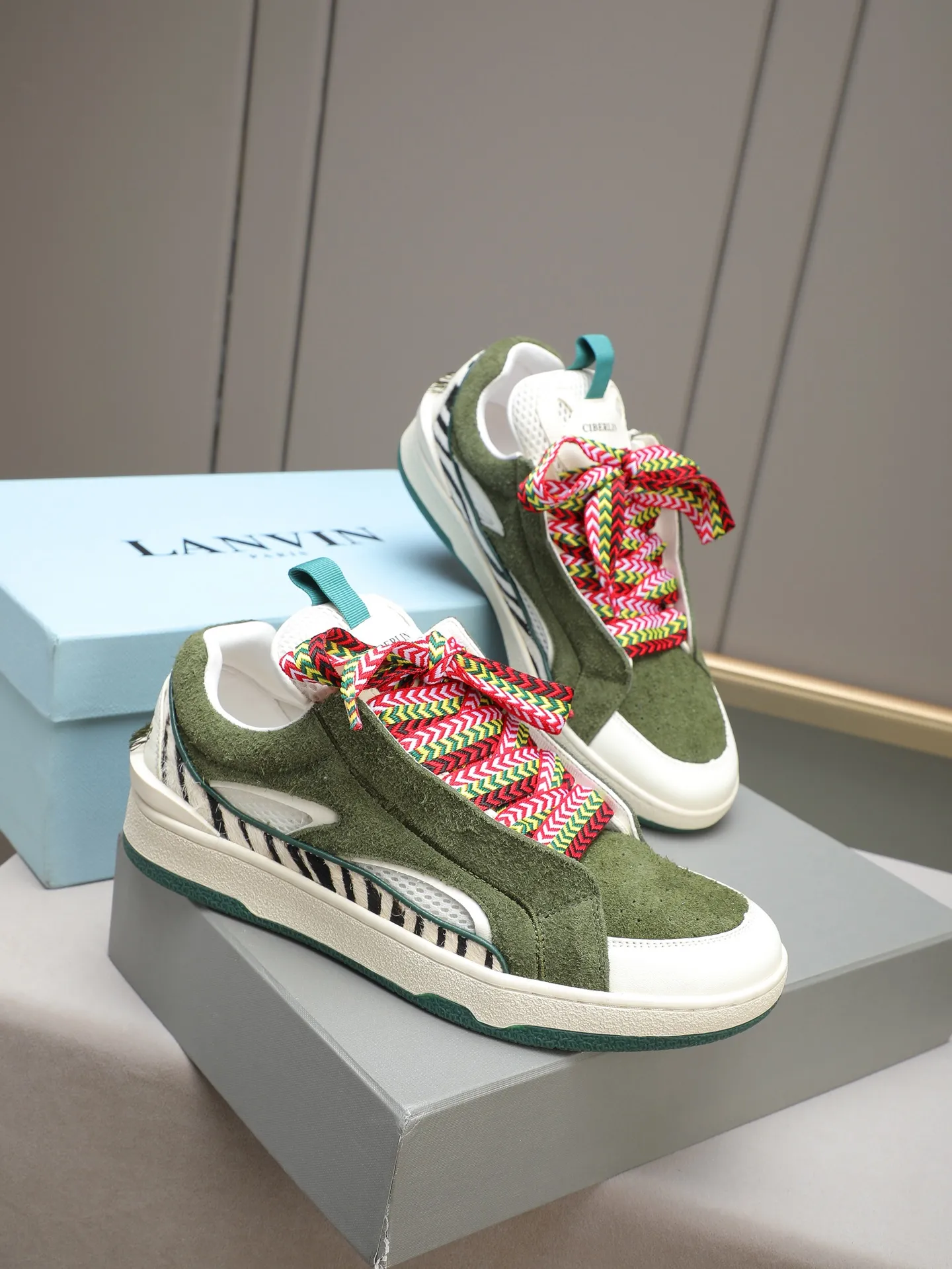 Men's shoes 💰640 [LANVIN] The latest fashionable item! High quality CLAY series‼ ️ The latest trendy products of the season 🌈Many bloggers have planted grass and purchased the original open-mold customization. The upper and outsole are sewn with mark threads without edge sealing. Multiple material splicing combination design. Very versatile for fashionable and casual wear. Comfortable on the feet. Self-recommended. Upper cowhide + cow suede + breathable mesh lining. Foot-padding cowhide. Exclusive original open-mold clear logo rubber outsole ⚠️38-44 (customized for 45)